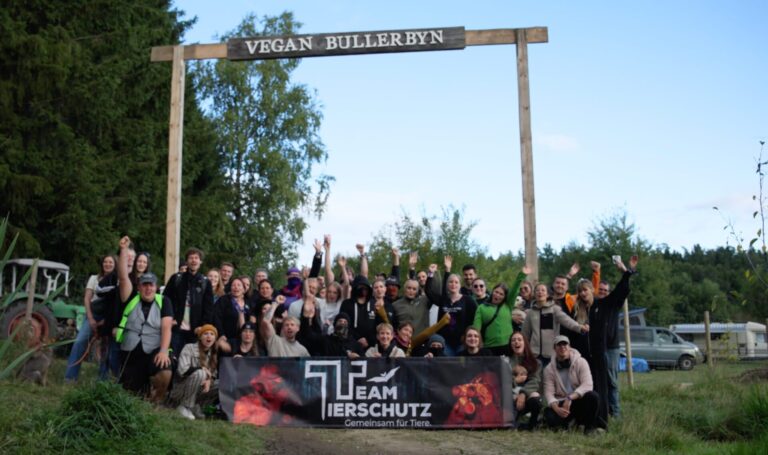 Viele Menschen der Community vor dem Eingang von Vegan Bullerbyn
